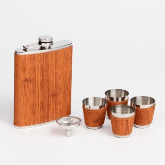 Подарочный набор «Шахматы и фляжка»