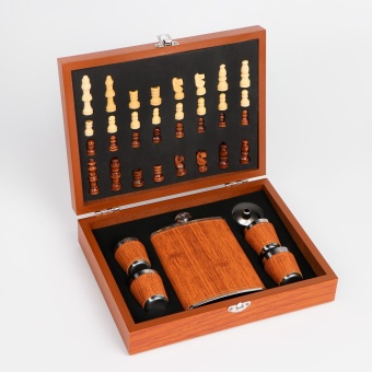 Подарочный набор «Шахматы и фляжка»